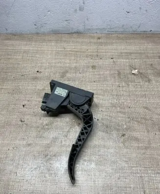 Mercedes-Benz Vito Viano W639 Accelerator throttle pedal A6393000604 0281002561