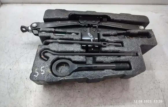 Hyundai ix 55 Tool set 091493J000