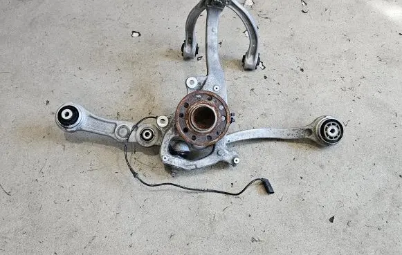Mercedes-Benz C W205 Front wheel hub spindle knuckle A2053322200 A2053340400
