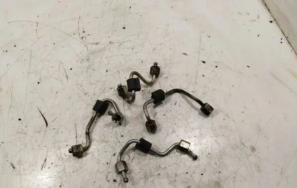 Volkswagen PASSAT B6 Fuel injector supply line/pipe 