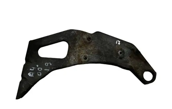 Audi A4 S4 B5 8D Intercooler pipe mounting bracket 4B0145813
