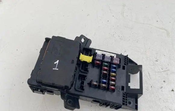 Toyota Avensis T220 Fuse module 8273005020