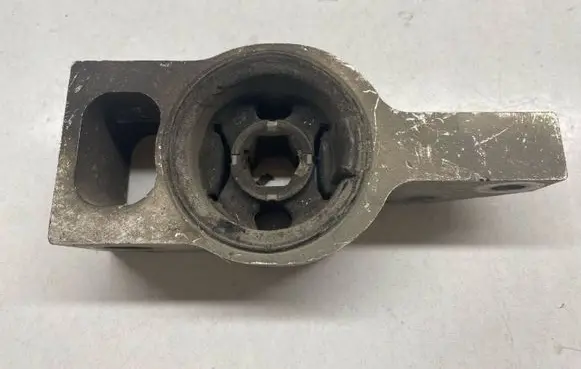 Volkswagen Tiguan Front lower control arm/wishbone 5N0407152