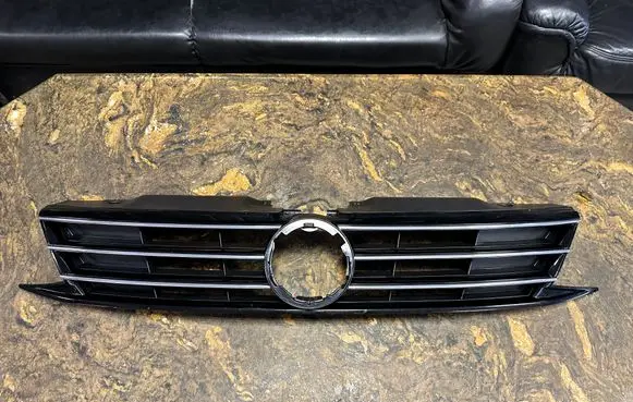 Volkswagen Jetta VI Front bumper upper radiator grill 5C6853655 570156 2900187