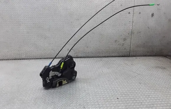 Toyota Avensis T250 Front door lock 