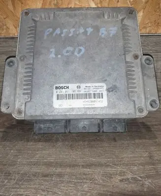 Volkswagen PASSAT B7 Engine control unit/module 0281011105