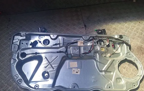 Volkswagen Polo IV 9N3 Front door electric window regulator