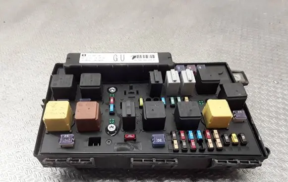 Opel Zafira B Fuse module 13206748