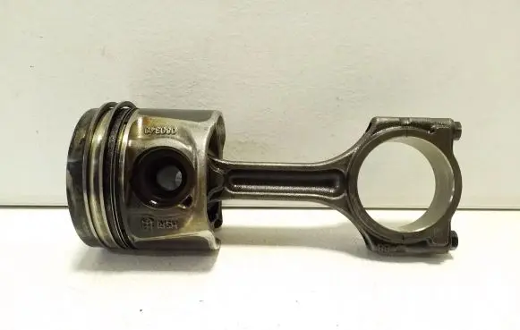 Nissan X-Trail T32 Piston with connecting rod 080340