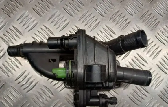 Thermostat/thermostat housing