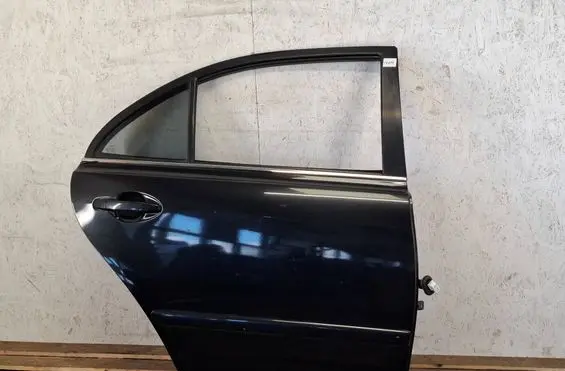 Toyota Avensis T250 Rear door