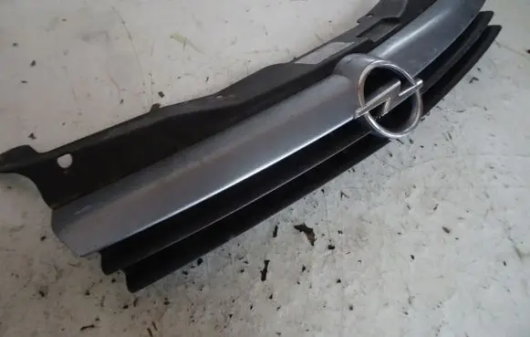 Opel Astra H Front bumper upper radiator grill