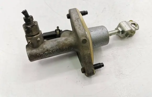 Honda CR-V Clutch master cylinder