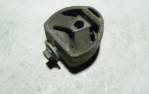Volkswagen PASSAT B5 Engine mount bracket 8D0399151H