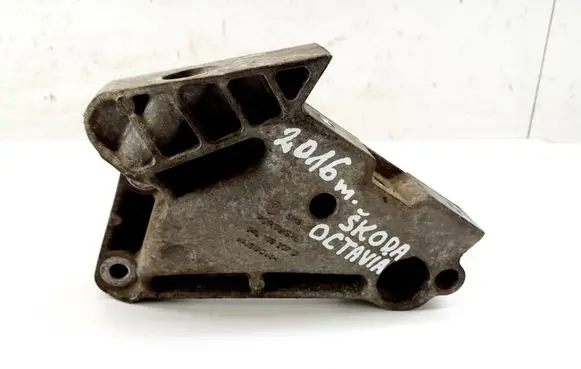 Skoda Octavia Mk3 (5E) Engine mounting bracket 04L199207D