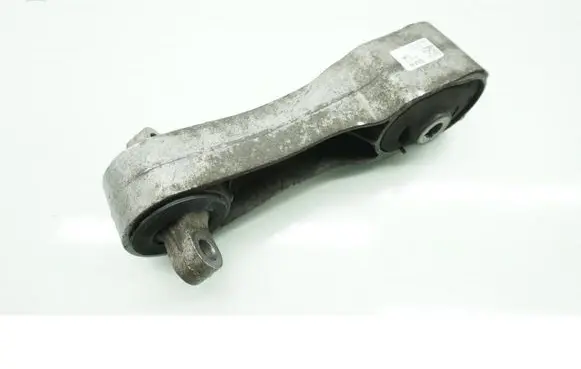 Engine mount vacuum valve