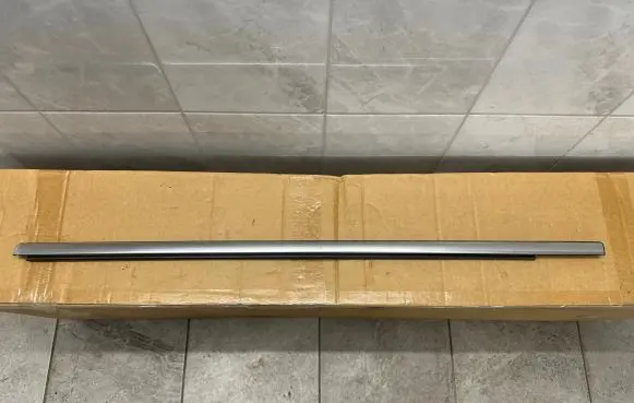 Volkswagen Amarok II Rubber seal front door window/glass 