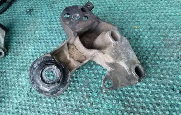 Audi A6 S6 C5 4B Engine mounting bracket 4B0199352B