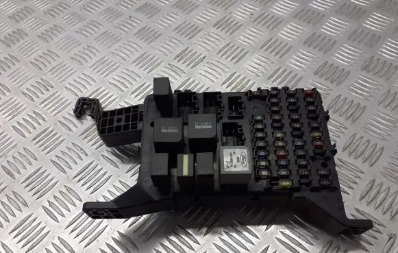 Ford Mondeo Mk III Fuse box cover 4S7T-14A073-AA