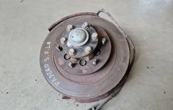 Mitsubishi Pajero Sport I Front wheel hub spindle knuckle