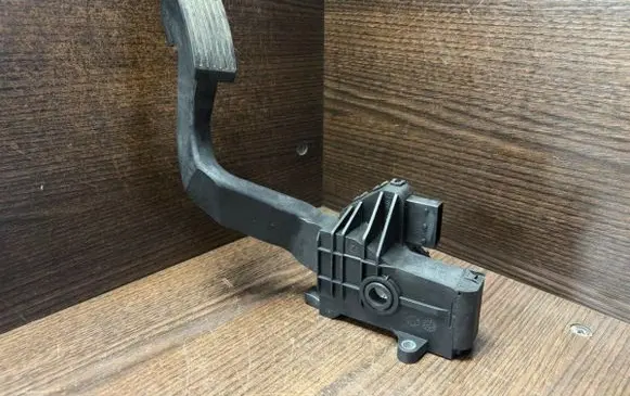 Accelerator throttle pedal