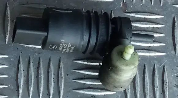 Mercedes-Benz B W245 Windscreen/windshield washer pump 2048660221