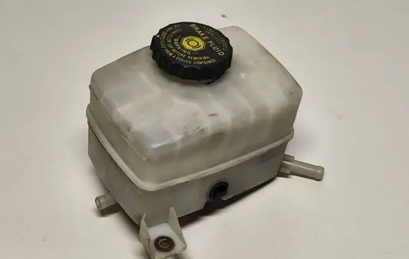 Lexus RX 330 - 350 - 400H Brake fluid reservoir 13231140500