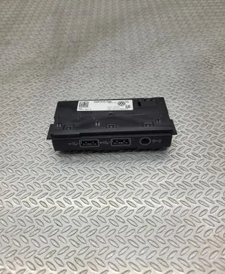Volkswagen Tiguan USB socket connector 5QF035726