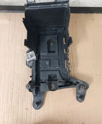 Volkswagen Tiguan Battery tray 1K0915333