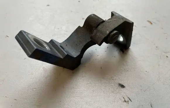 Volkswagen PASSAT B5 Front door lower hinge 