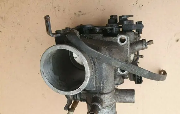 Volkswagen Golf II Throttle valve 037133063C 037133096