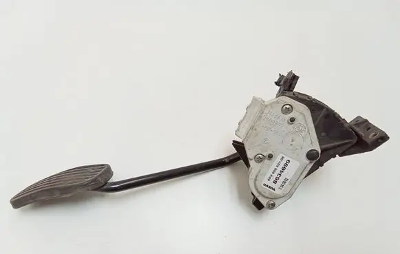 Accelerator throttle pedal