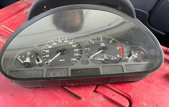 Speedometer (instrument cluster)