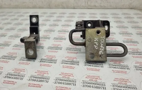 Volkswagen Touareg I Front door hinge set 7L0831411