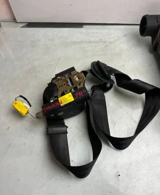 Volkswagen Touran I Front seatbelt 33049822 65591