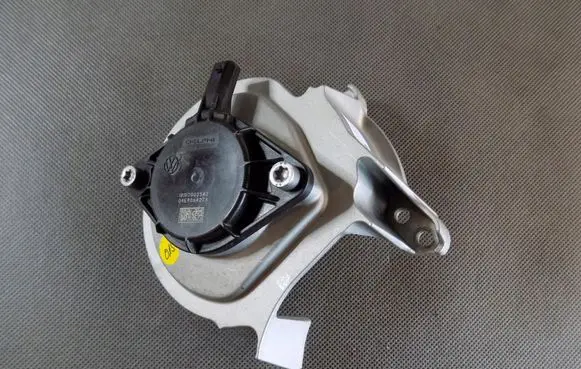 Volkswagen Polo VI Other engine bay part 05C109093