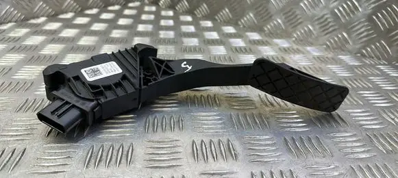 Accelerator throttle pedal