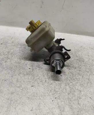 Volkswagen Golf IV Master brake cylinder