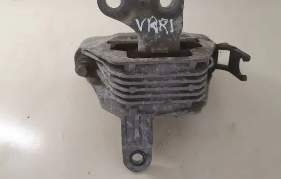 Opel Astra J Engine mount bracket 13248476