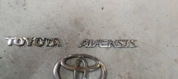 Toyota Avensis T250 Rear door emblem/model letters