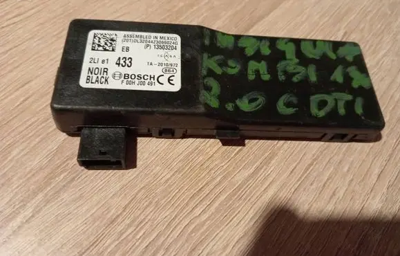 Opel Astra J Antenna control unit 13503204
