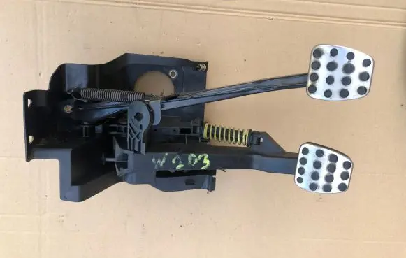 Mercedes-Benz C W203 Pedal assembly 2032902001