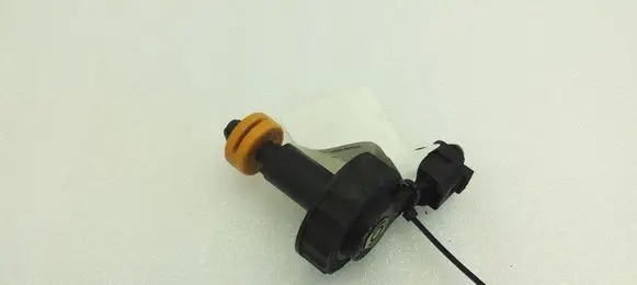 Brake fluid reservoir filler cap with level sensor
