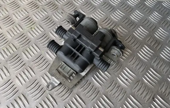 BMW X5 E53 Coolant heater control valve 64128374995 8374995 6412837499502
