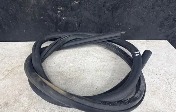 Volkswagen Golf V Rear door rubber seal (on body) 1K5867913