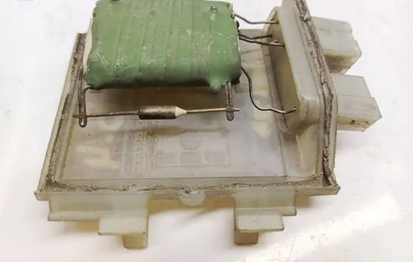 Volkswagen PASSAT B4 Heater blower motor/fan resistor 357959263