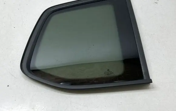 Volkswagen Touran III Rear side window 43R011595 E000199