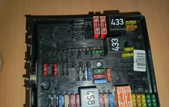 Audi A3 S3 8P Fuse module 1K0937124K