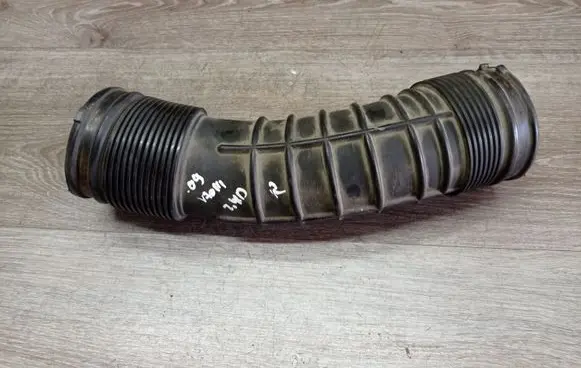 Volvo V70 Air intake hose/pipe 6898050
