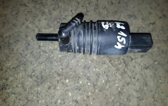 BMW 5 E39 Windscreen/windshield washer pump 67128362154